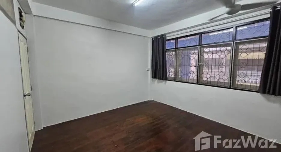 For rent 3 bedrooms townhouse in Phra Khanong, Bangkok