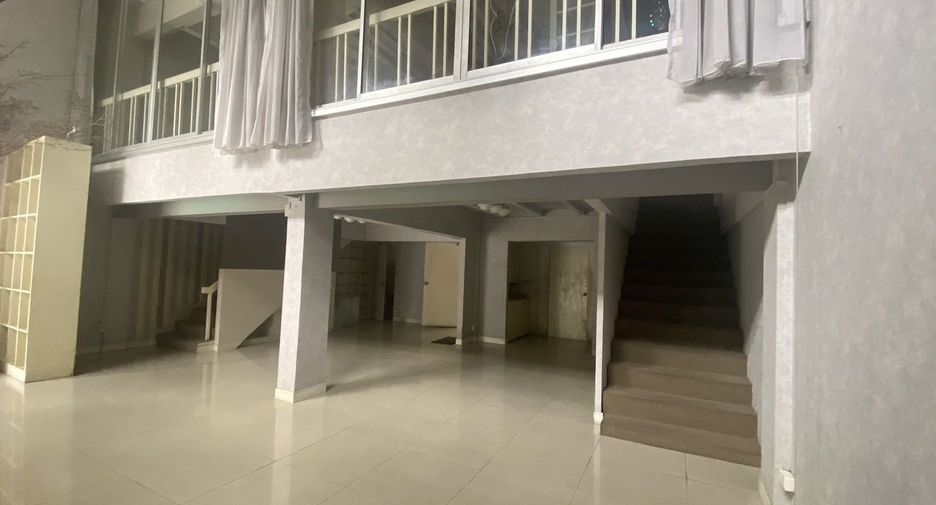 For rent 2 bedrooms retail Space in Watthana, Bangkok