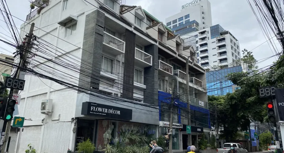 For rent 2 bedrooms retail Space in Watthana, Bangkok