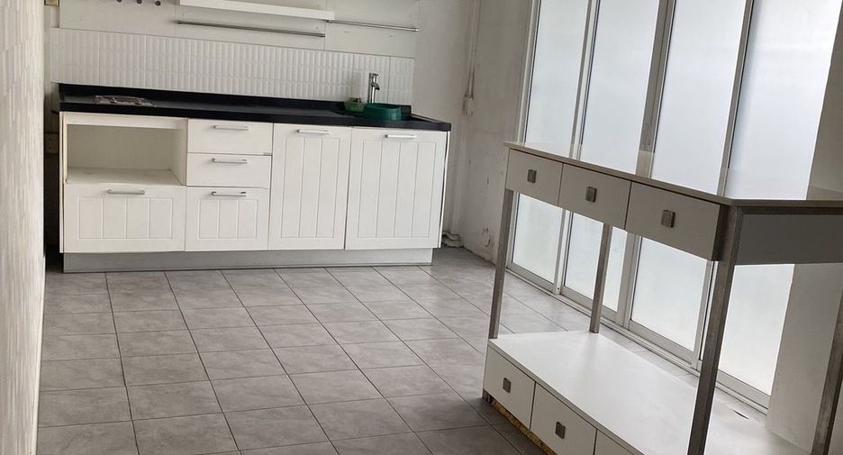 For rent 2 bedrooms retail Space in Watthana, Bangkok