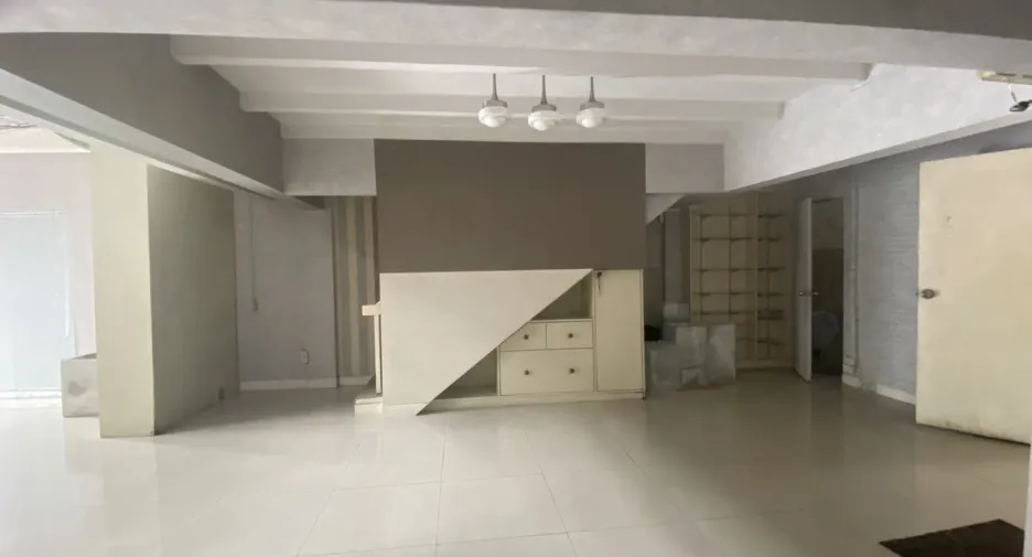 For rent 2 bedrooms retail Space in Watthana, Bangkok