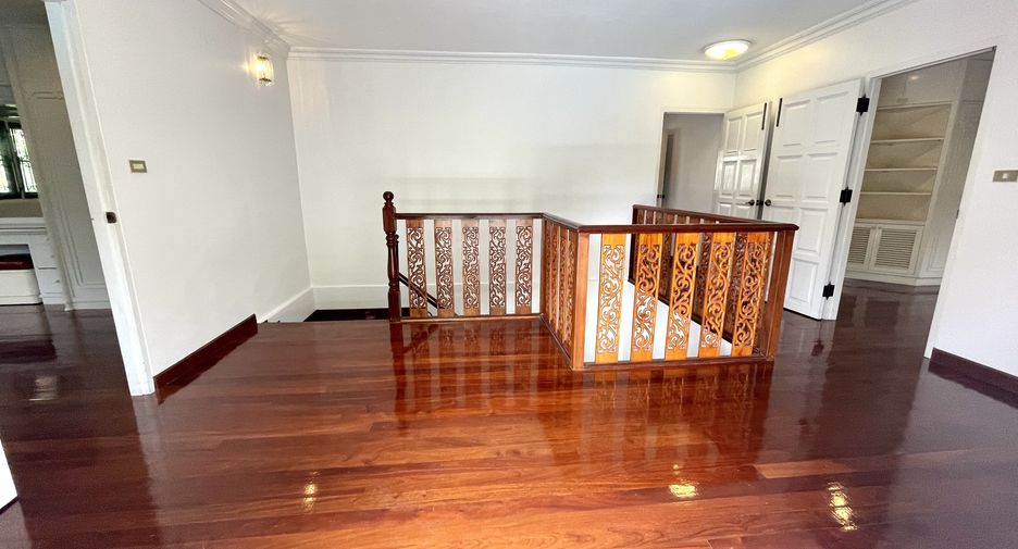 For rent 4 ベッドルーム villa in Watthana, Bangkok