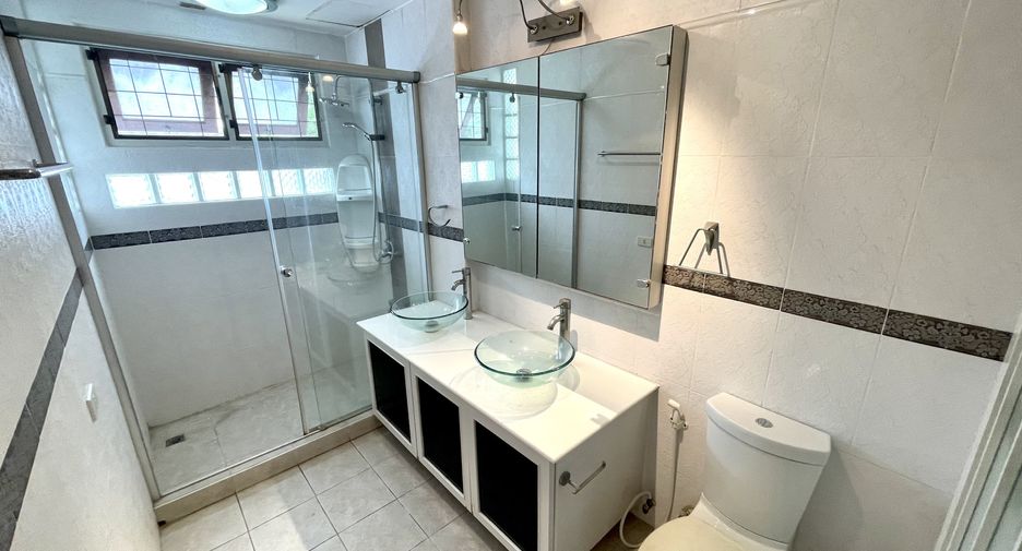 For rent 4 ベッドルーム villa in Watthana, Bangkok