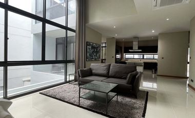 Casa en alquiler de 4 habitaciones en Huai Khwang, Bangkok