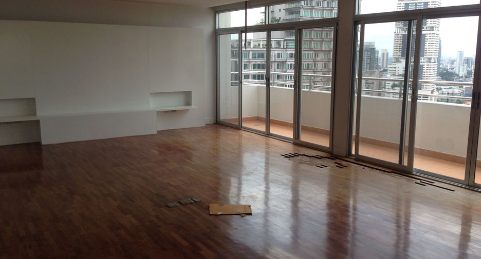 For rent 3 bedrooms apartment in Khlong Toei, Bangkok