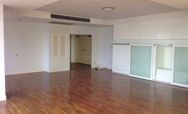 For rent 3 bedrooms apartment in Khlong Toei, Bangkok