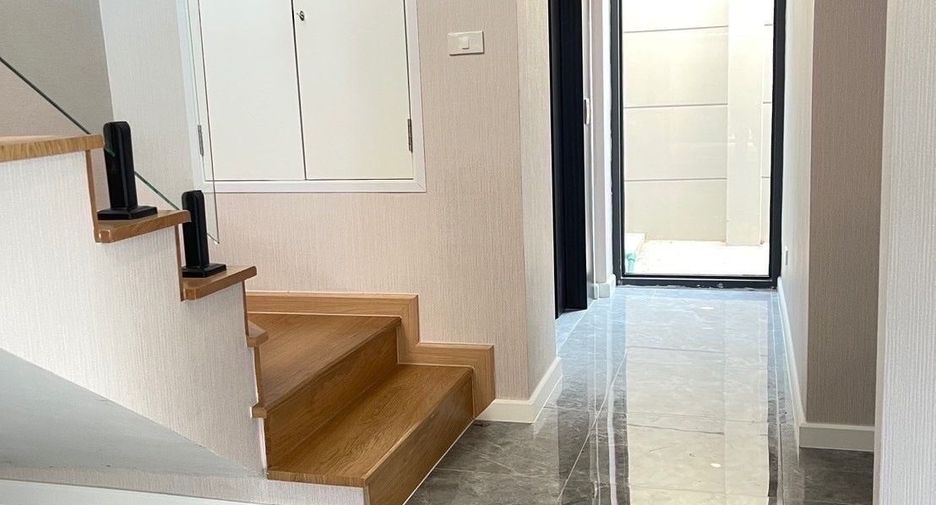 For rent 3 bedrooms house in Watthana, Bangkok