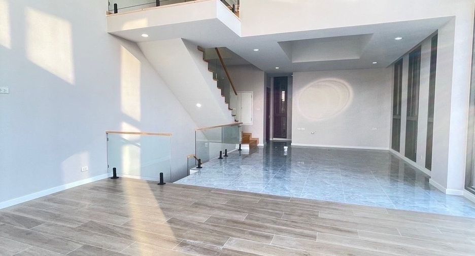 For rent 3 bedrooms house in Watthana, Bangkok