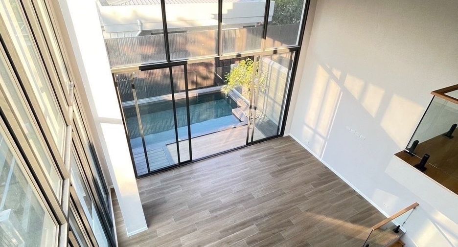 For rent 3 bedrooms house in Watthana, Bangkok