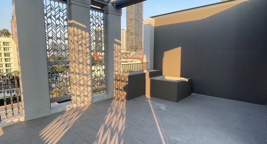 For rent 3 bedrooms house in Watthana, Bangkok