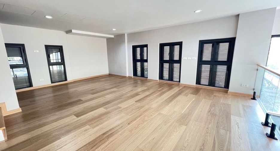 For rent 3 bedrooms house in Watthana, Bangkok