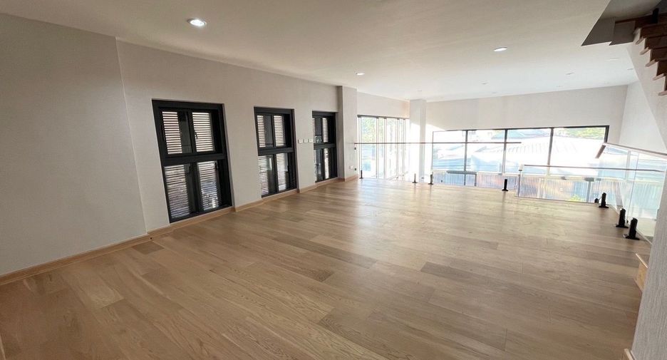 For rent 3 bedrooms house in Watthana, Bangkok