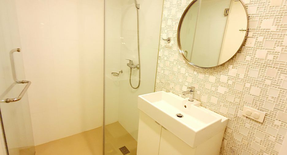 For rent 3 bedrooms condo in Pathum Wan, Bangkok