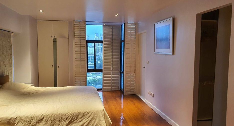 For rent 3 bedrooms condo in Pathum Wan, Bangkok