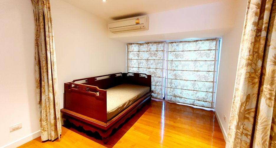 For rent 3 bedrooms condo in Pathum Wan, Bangkok