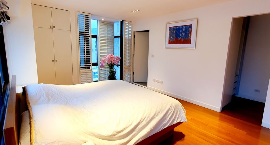 For rent 3 bedrooms condo in Pathum Wan, Bangkok