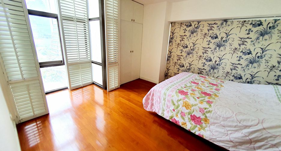 For rent 3 bedrooms condo in Pathum Wan, Bangkok