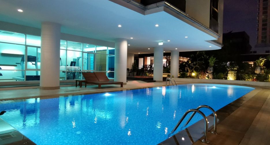 For rent 3 bedrooms condo in Pathum Wan, Bangkok