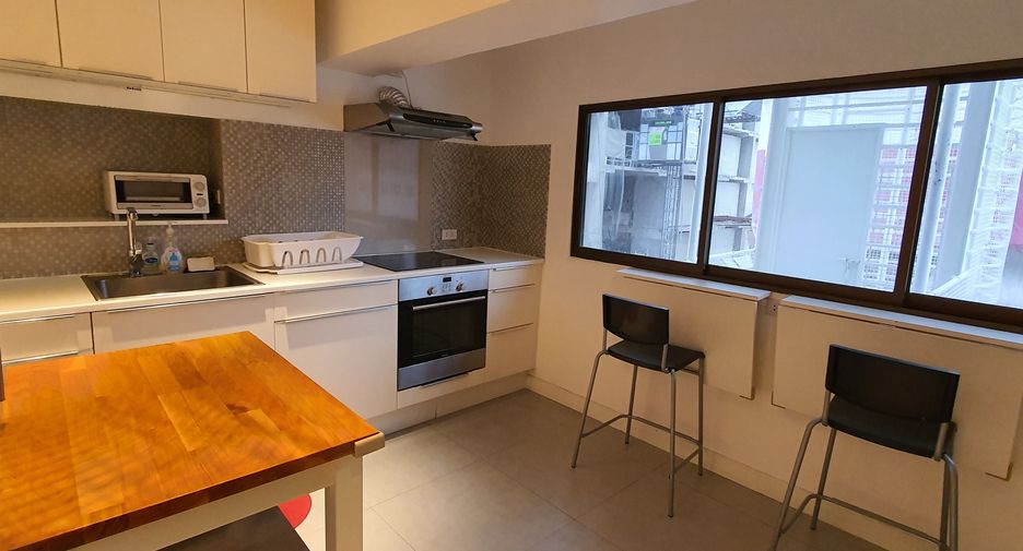 For rent 3 bedrooms condo in Pathum Wan, Bangkok