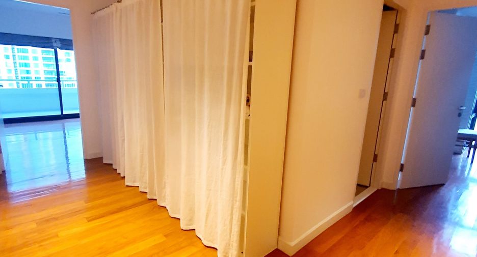 For rent 3 bedrooms condo in Pathum Wan, Bangkok