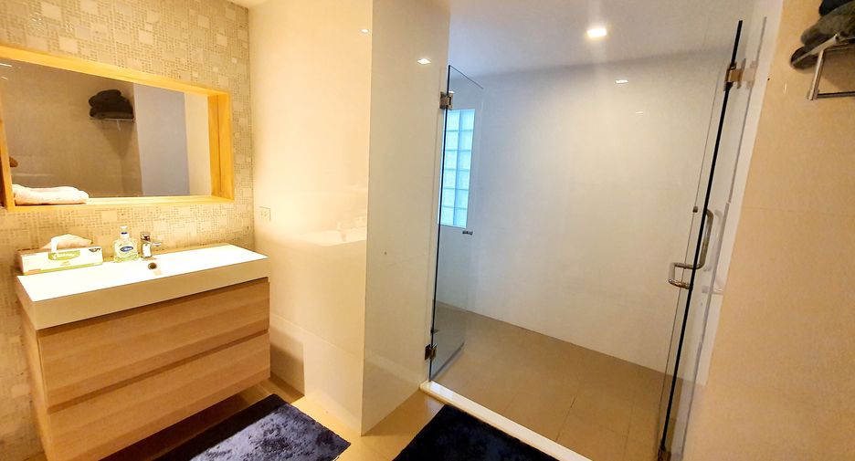 For rent 3 bedrooms condo in Pathum Wan, Bangkok