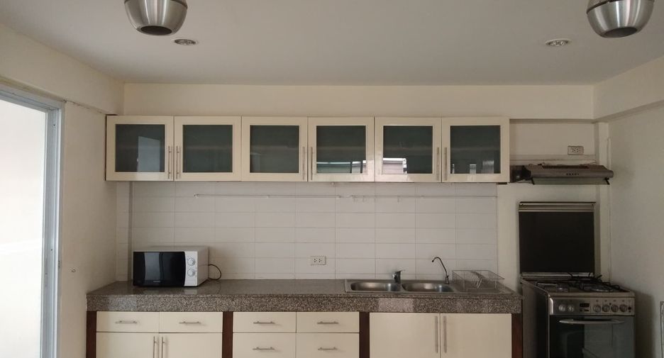 Haus zur Miete mit 3 Zimmer in Watthana, Bangkok