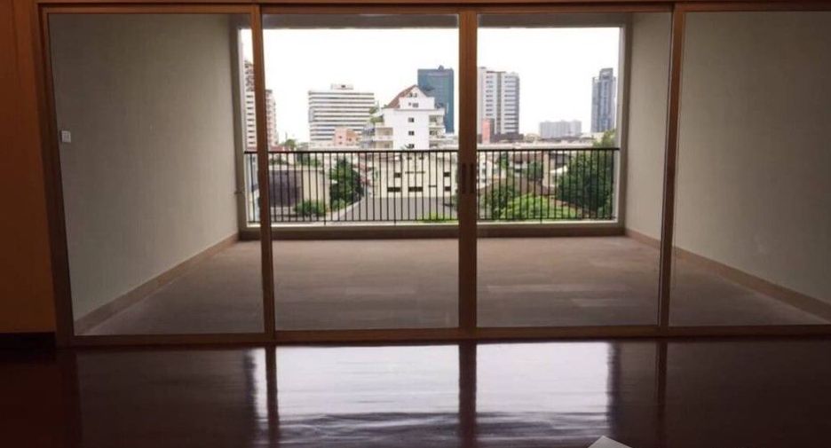 For rent 4 bedrooms apartment in Yan Nawa, Bangkok