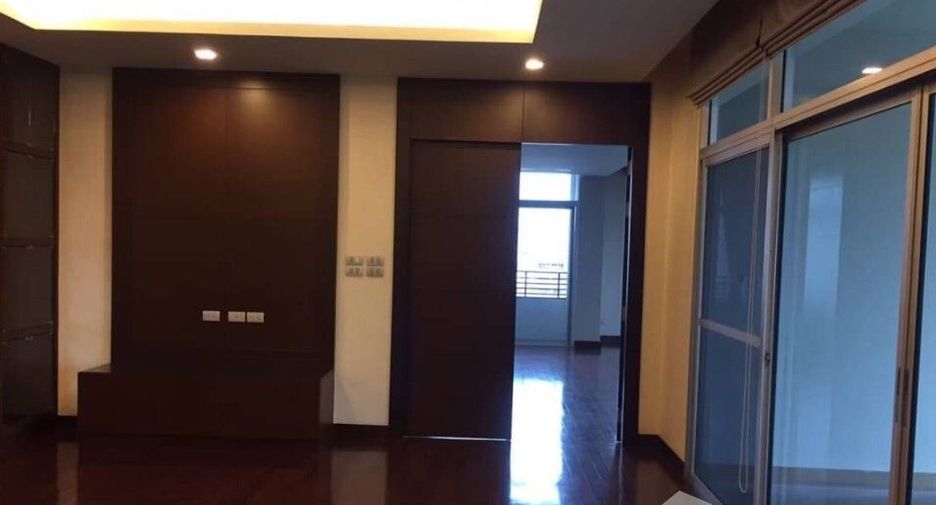 For rent 4 bedrooms apartment in Yan Nawa, Bangkok