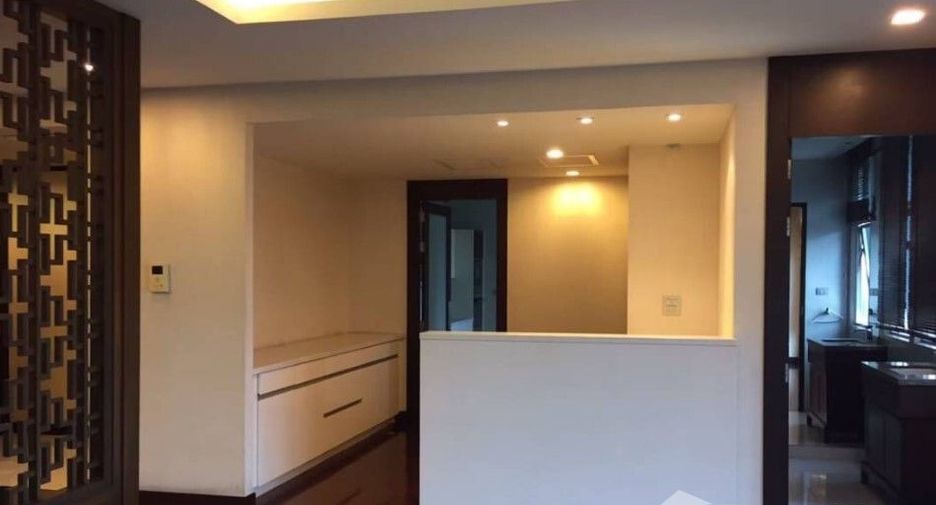 For rent 4 bedrooms apartment in Yan Nawa, Bangkok