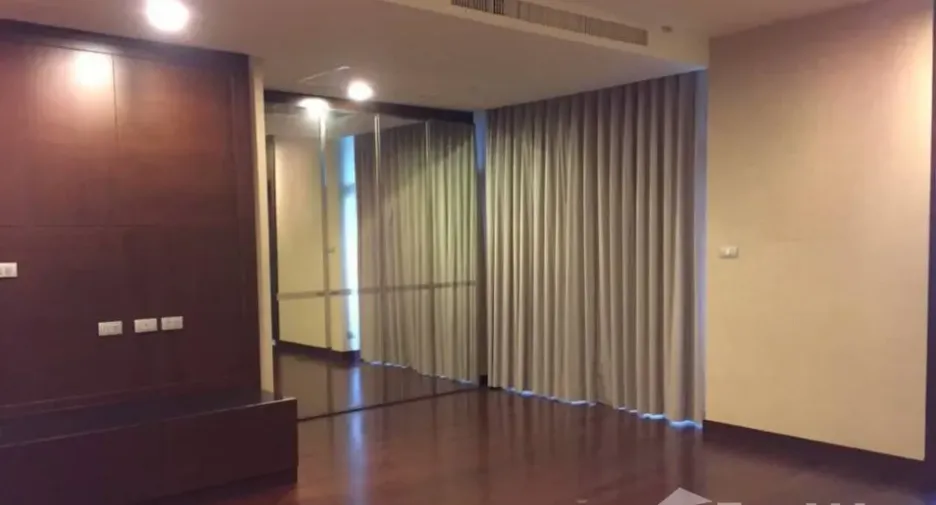 For rent 4 bedrooms apartment in Yan Nawa, Bangkok