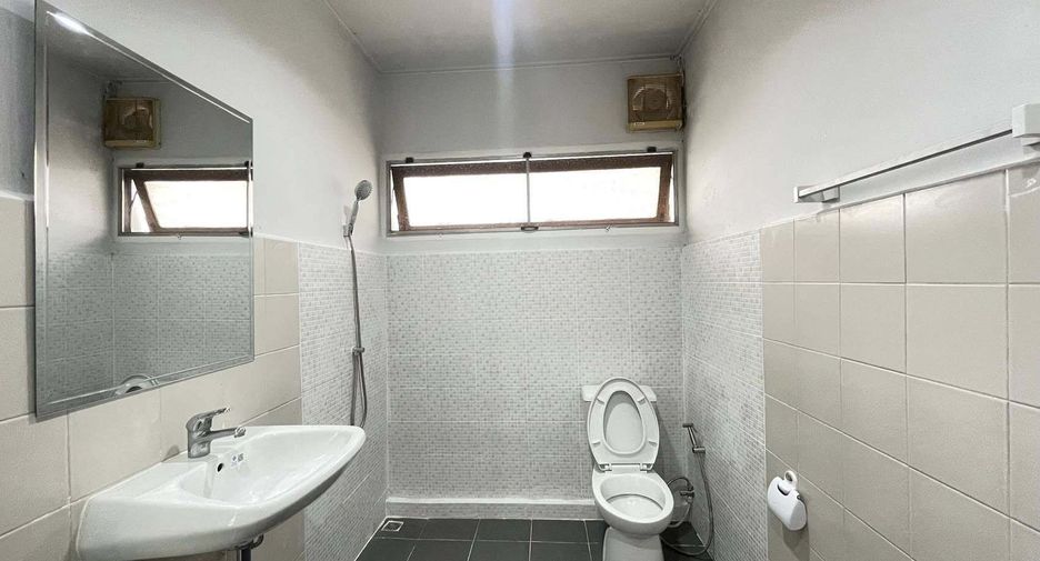 For rent retail Space in Din Daeng, Bangkok