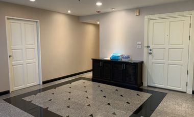 For rent 3 bedrooms condo in Sathon, Bangkok
