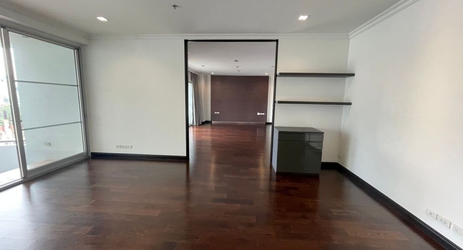 For rent 4 bedrooms apartment in Sathon, Bangkok