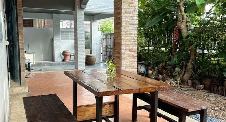 For rent 5 bedrooms house in Wang Thonglang, Bangkok
