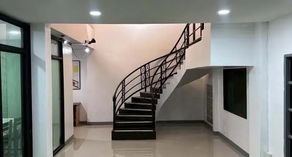 For rent 5 bedrooms house in Wang Thonglang, Bangkok