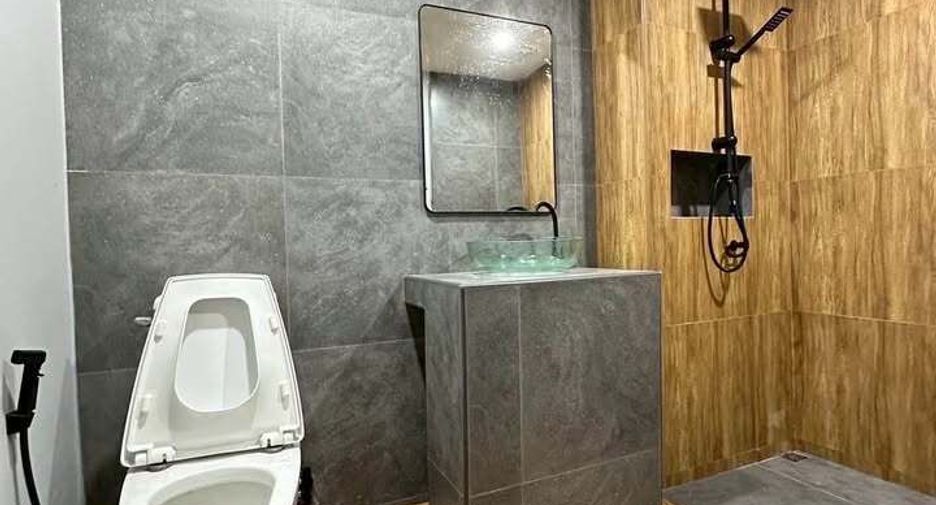 For rent 5 bedrooms house in Wang Thonglang, Bangkok