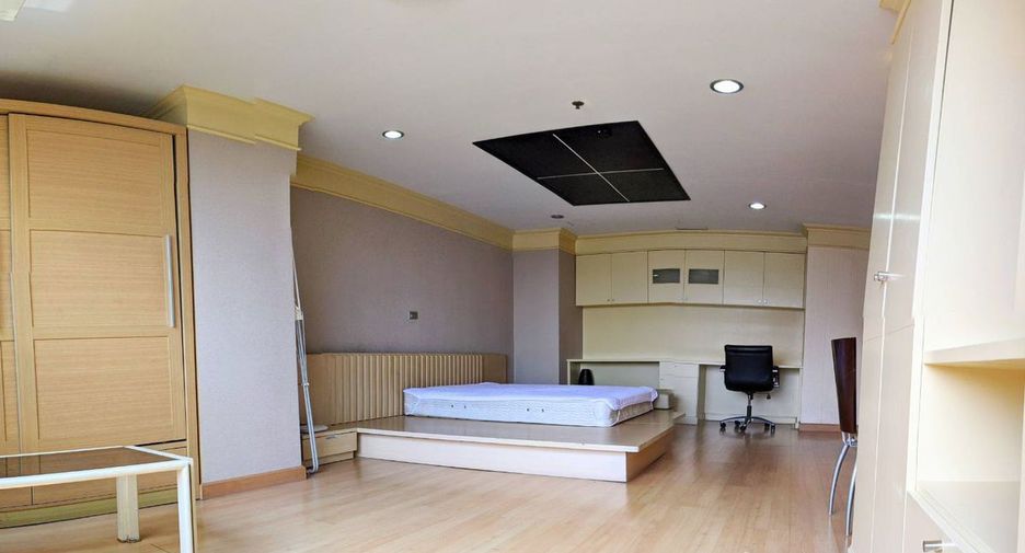 For rent 2 bedrooms condo in Pathum Wan, Bangkok
