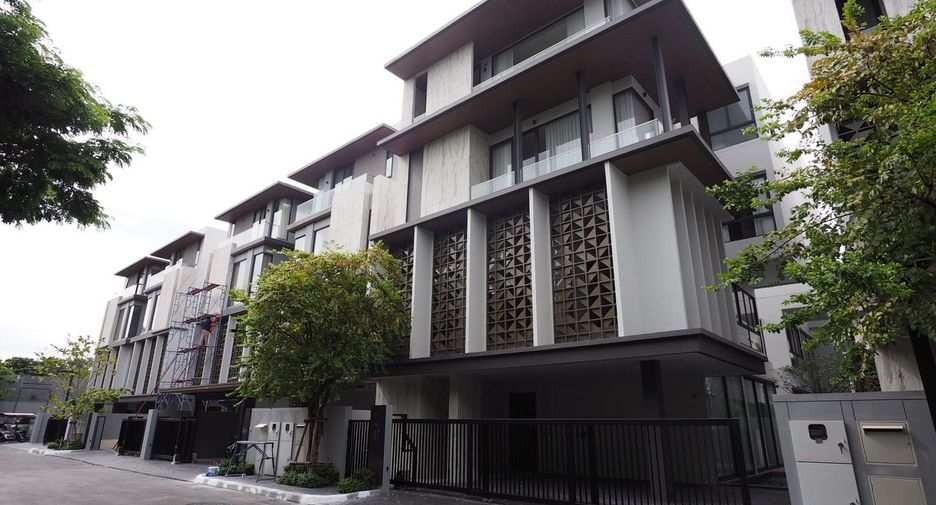 À louer 4 chambres maison à Huai Khwang, Bangkok