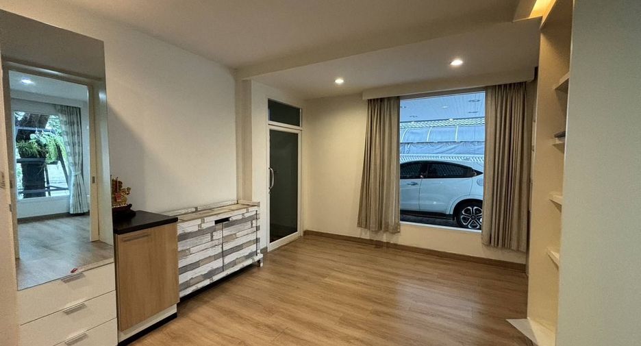 ให้เช่า 3 ห้องนอน บ้านเดี่ยว ใน บางกะปิ, กรุงเทพฯ
