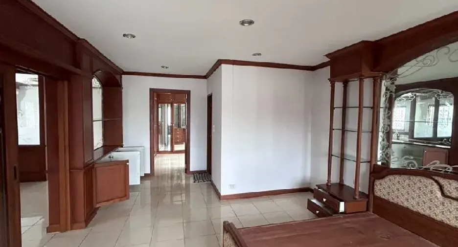 Haus zur Miete mit 7 Zimmer in Wang Thonglang, Bangkok