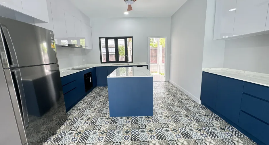 For rent 4 bedrooms villa in Huai Khwang, Bangkok