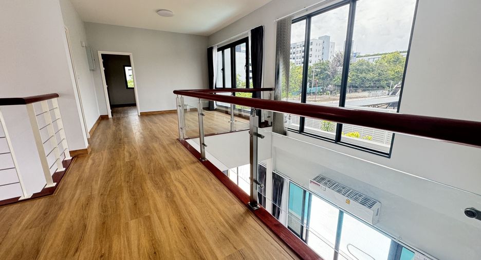 For rent 4 bedrooms villa in Huai Khwang, Bangkok