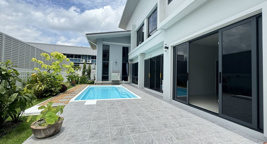 For rent 4 bedrooms villa in Huai Khwang, Bangkok