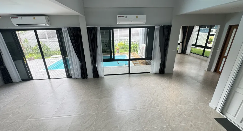 For rent 4 bedrooms villa in Huai Khwang, Bangkok