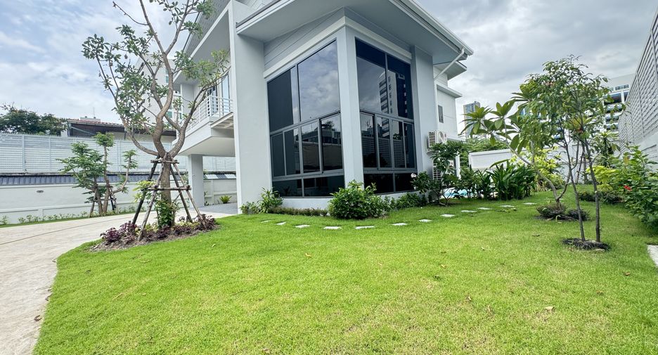 For rent 4 bedrooms villa in Huai Khwang, Bangkok