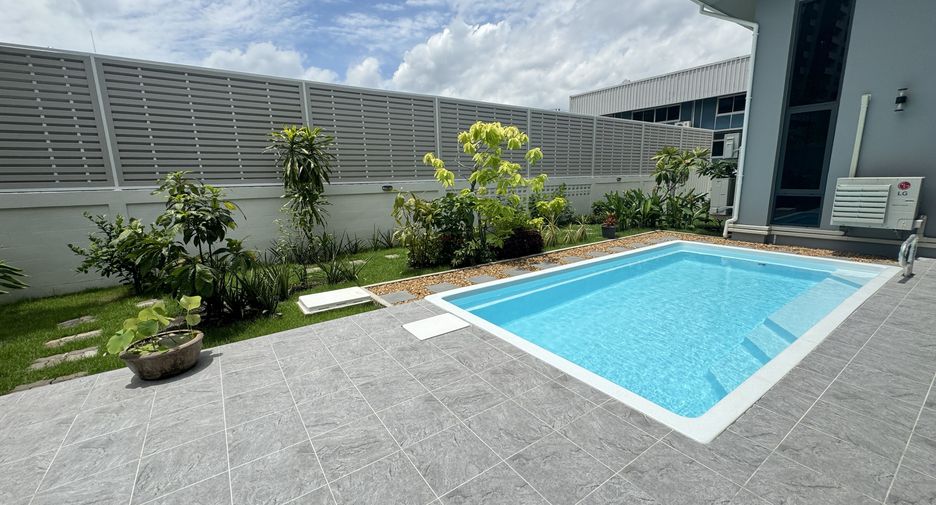 For rent 4 bedrooms villa in Huai Khwang, Bangkok