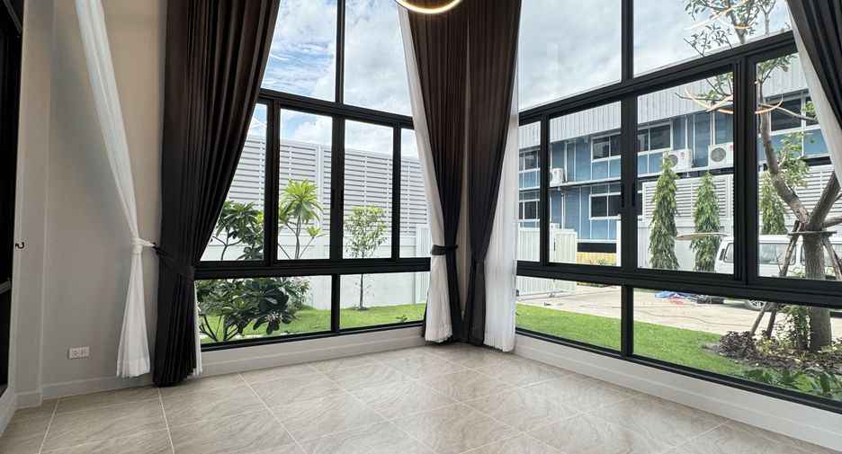 For rent 4 bedrooms villa in Huai Khwang, Bangkok