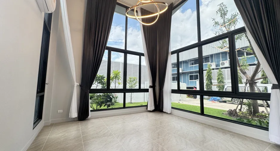 For rent 4 bedrooms villa in Huai Khwang, Bangkok