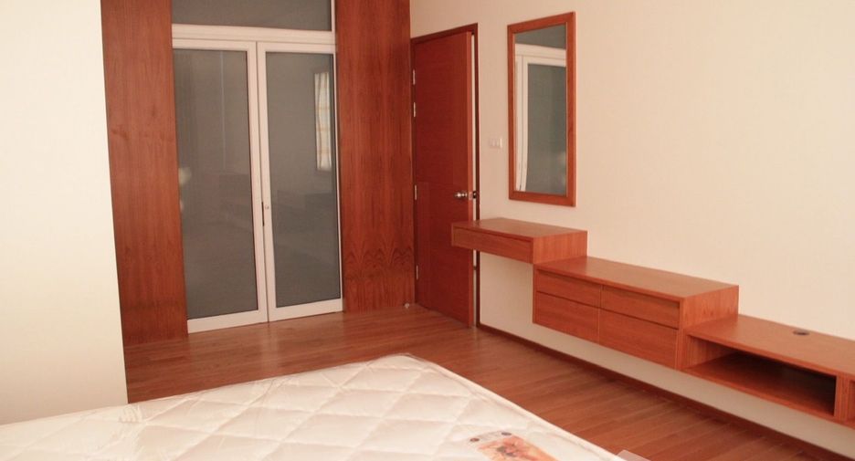 For rent 2 bedrooms condo in Khlong San, Bangkok