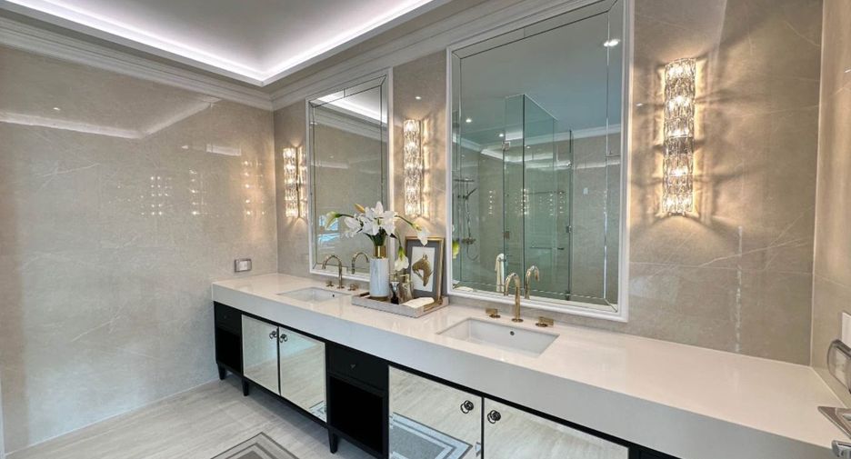 Haus zur Miete mit 4 Zimmer in Watthana, Bangkok